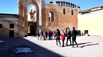 Ağrılı kız çocukları başarılarını İshak Paşa Sarayı'nı gezerek taçlandırdı