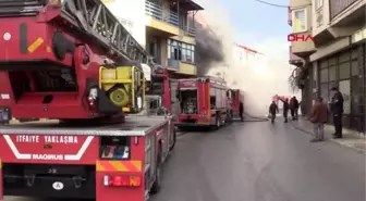 Bursa-bursa'da, oto bakım servisi, çıkan yangında, kullanılmaz hale geldi.