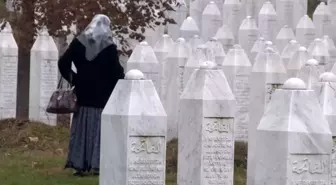 Srebrenitsa annesi: 'Katliamın kanıtı işte bu mezarlık'