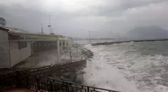 Alanya'da dev dalgalar oluştu, deniz trafiği kapandı