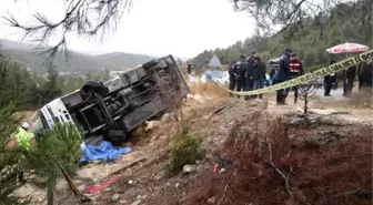 Denizli'de yolcu midibüsü devrildi: 1 ölü, 27 yaralı (2)