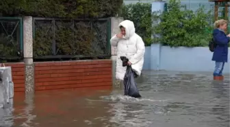 İzmir'de sağanak ve lodos; yollar göle döndü, binalara su doldu (3)