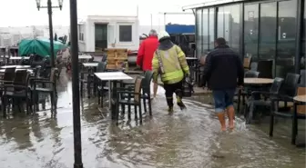 Kadıköy'de çay bahçesini lodos nedeniyle su bastı