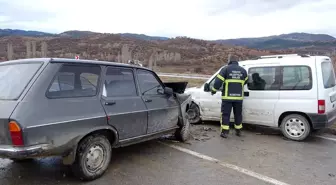 Kütahya'da hafif ticari araç ile otomobil çarpıştı: 1 ölü, 2 yaralı