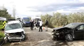 Otomobiller kafa kafaya çarpıştı: 2 yaralı