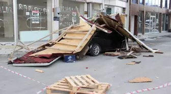 Şiddetli rüzgarın uçurduğu çatı otomobilin üzerine düştü