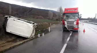 Amasya'da minibüs ile tır çarpıştı: 3 yaralı