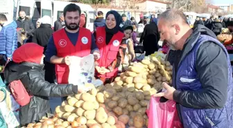 Minik öğrenciler, harçlıkları ile maddi imkanları iyi olmayan ailelere pazar alış verişi yaptılar