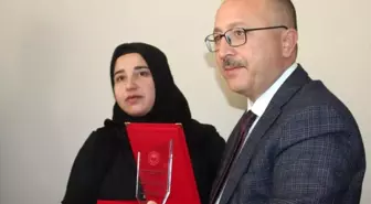 Siirtli kadın çiftçiye plaket