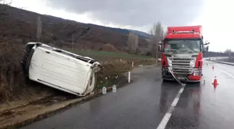 Tırla minibüs çarpıştı: 3 yaralı