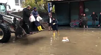 Adana'da su baskınında mahsur kalanlara iş makinesiyle ekmek dağıtıldı