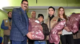 Gönüllüler, Muş'taki çocuklara hediyeler dağıttı