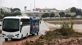 Mahkumlar nehre dönen cezaevi yolunda kaldı