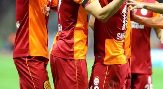 Wesley Sneijder, jübilesine Selçuk İnan ve Burak Yılmaz'ı çağırdı