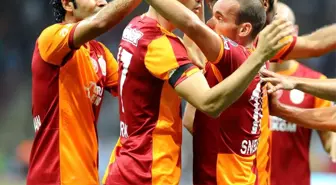 Wesley Sneijder, jübilesine Selçuk İnan ve Burak Yılmaz'ı çağırdı