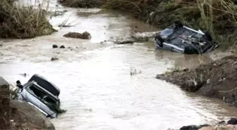 Adana'da sel sularının çekilmesiyle su altında kalan otomobiller ortaya çıktı