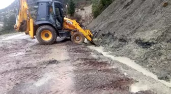 Akseki'de heyelanın kapattığı yol açıldı