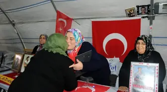 Evladına kavuşma sevincini oturma eylemi yapan annelerle paylaştı