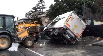 Kamyonda taşınan sac kamyonete ok gibi saplandı