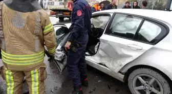 Pendik'te lüks otomobiller birbirine girdi: 2 yaralı