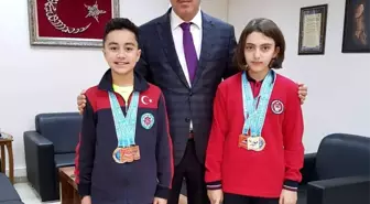 Başarılı sporculara, spor malzemesi hediye etti