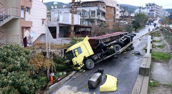 Hatay'da kontrolden çıkan tır evin bahçesine devrildi