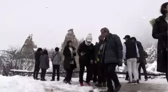 Kapadokya'da kar peribacalarını beyaza bürüdü