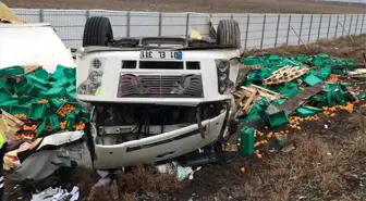 Konya'da mandalina yüklü kamyon devrildi: 2 ölü