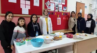 Sokak canlarına mama almak için kermes