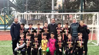 Isparta Halıkent Ortaokullu minikler futbolda şampiyon oldu