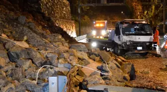 Sarıyer Çayırbaşı Tüneli girişinde istinat duvarı yıkıldı: Yol trafiğe kapatıldı