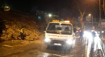 Sarıyer Çayırbaşı Tüneli girişinde istinat duvarı yıkıldı: Yol trafiğe kapatıldı