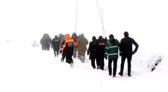 Yoğun kar yağışı nedeniyle kayıp çiftçiyi arama çalışmaları durduruldu