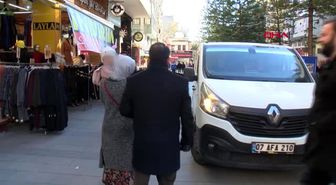 Antalya dilenirken yakalandı, 'beni bırakın' diye ağladı