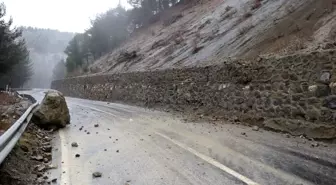 Adana-Mersin kara yoluna düşen kaya parçası ulaşımı aksattı