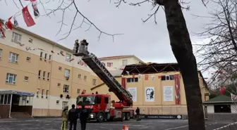 Beylikdüzü'nde ilkokul çatısı uçtu