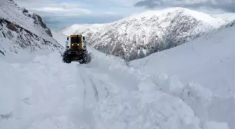 Çatıların uçtuğu köye ulaşmak için ekipler seferber oldu