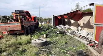 Hatay'da kontrolden çıkan tır devrildi: 2 yaralı