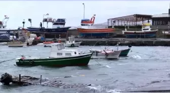 Karaburun'da etkili olan fırtına nedeniyle balıkçılar denize açılamadı