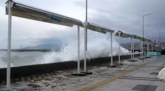 Tekirdağ'da dev dalgalar: Sahil sular altında kaldı