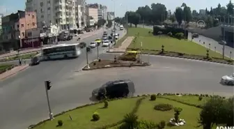 Adana'da bir kişinin yaralandığı trafik kazası kamerada