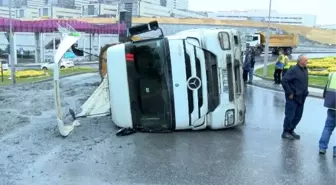 Başakşehir'de hafriyat tırı devrildi; 15 tonluk hafriyat yola döküldü