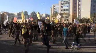 Iraklı protestocular, ABD Büyükelçiliğinin bir kapısını daha ateşe verdi