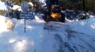 Konyaaltı Belediyesi karla kaplanan yolları açıyor