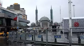 Taksim Meydanı ve Ortaköy'de yılbaşı hazırlıkları