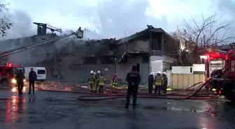 Zeytinburnu'nda yanan fabrikada kontrollü yıkım başladı