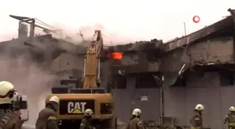 Zeytinburnu'nda yanan fabrikada kontrollü yıkım başladı