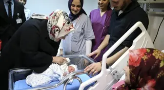 Bakan Selçuk'tan yeni yılın ilk bebeklerine ziyaret
