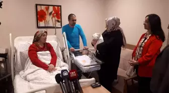 Bakan Selçuk yeni yılın ilk bebeğine 'Büşra' ismini verdi