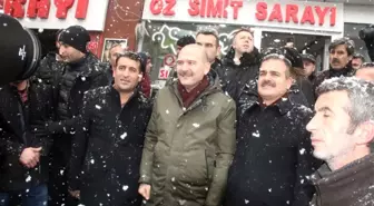 Bakan Soylu kar yağışı altında esnafı ziyaret etti